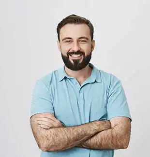 Tecnico sorrindo com os bracos cruzados